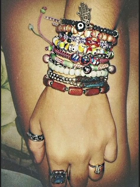 Funky Bracelet, Vintage Foto's, Bracelet Inspo, Hippie Life, Hippie Bracelets, Bracelets And Rings, Dope Jewelry, Funky Jewelry, Hippie Jewelry