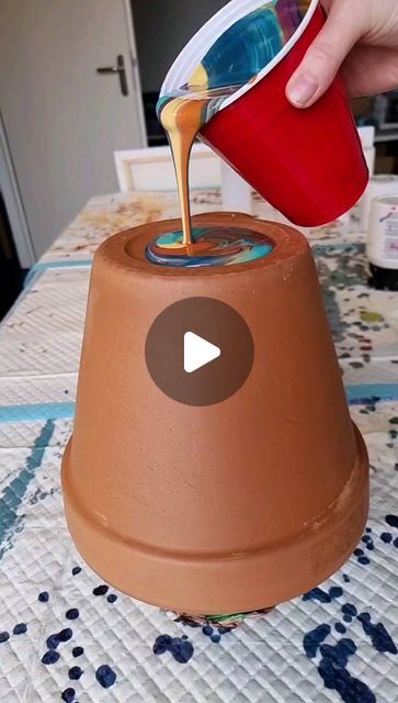 Painting And Decorating Ideas, Abstract Pot Painting, Terracotta Pot Decor, Swirl Painting Ideas, Hand Painted Flower Pots Diy Cute Ideas, How To Paint A Vase, Plant Pot Pottery Ideas, Paint On Glass Ideas, How To Paint Plastic Flower Pots