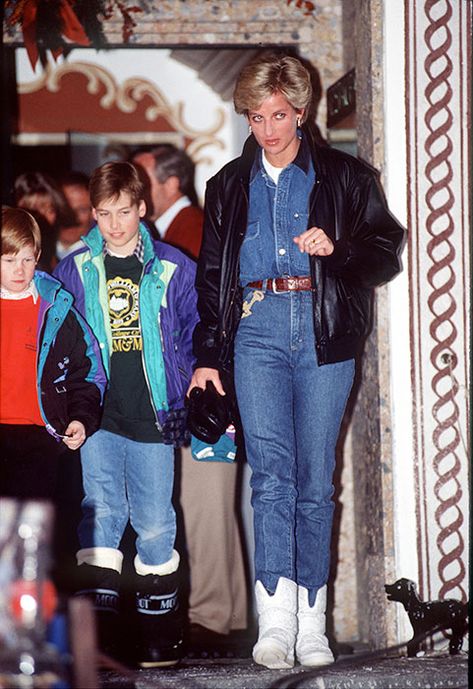 11 Princess Diana outfits we're recreating this winter - Photo 11 Family Photo Outfits Winter, Diana Williams, Princess Diana Fashion, Canadian Tuxedo, Prinz Harry, Princes Diana, Style Royal, Diana Fashion, Estilo Real