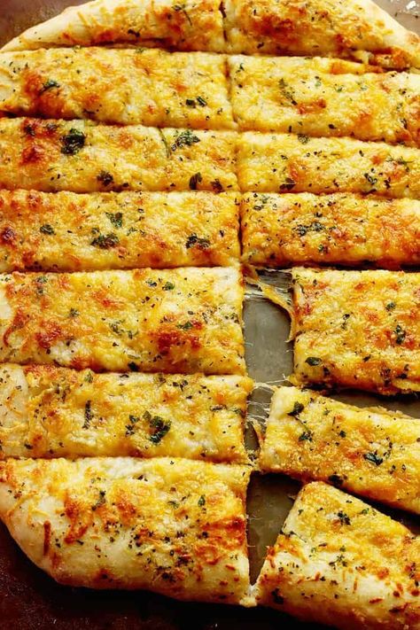 Garlic Cheese Breadsticks, Cheese Breadsticks, Cheese Bread Sticks, Cheesy Breadsticks, Homemade Garlic Bread, Bread Sticks Recipe, Garlic Breadsticks, Garlic Cheese Bread, Garlic Bread Recipe