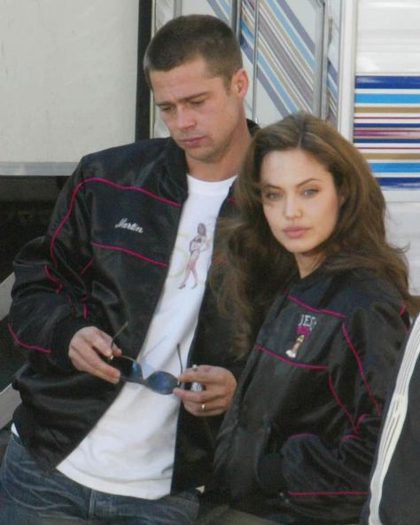 🍒’s Instagram profile post: “Brad Pitt and Angelina Jolie at the set of Mr  Mrs Smith, 2004.” Angelina Jolie 90s, Ms Smith, 1990 Style, Stile Blair Waldorf, Brad And Angelina, Mr & Mrs Smith, Brad Pitt And Angelina Jolie, Mode Ulzzang, Mr And Mrs Smith