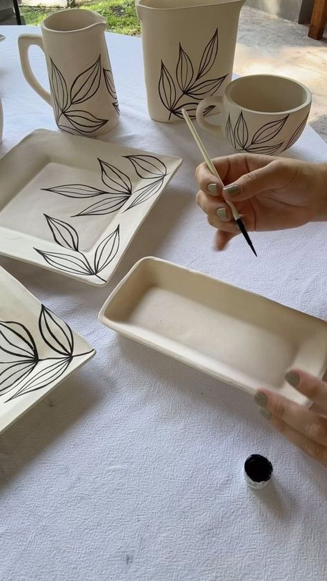 Diy Pottery Ideas, Ceramics Bowls Designs, Ideas Ceramica, Paint Pottery, Ceramica Ideas, Honey Pots, Pottery Lessons, Pottery Painting Ideas, Ceramic Flower Pot