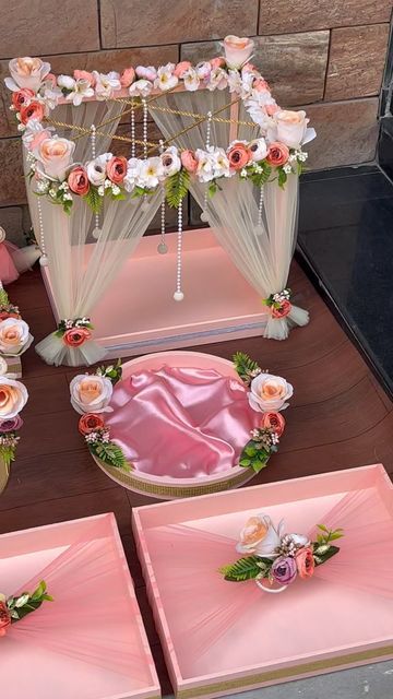 Wedding Gift Box Decorating Ideas, Decoration Trays Ideas, Box Decorations Ideas, Hamper Decoration Ideas, Engagement Platter Ideas, Wedding Platter Ideas, Wedding Tray Decoration Ideas, Tray Decoration Wedding, Wedding Return Gift Ideas