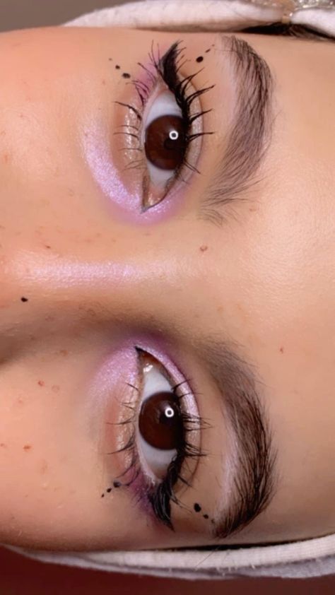 Simple Pop Of Color Makeup, Simple Makeup Looks Colorful, Easy Makeup Eye Looks, Easy Festival Eye Makeup, Color Eyeliner Brown Eyes, Fun Makeup Ideas Brown Eyes, Fun Eye Makeup For Hooded Eyes, Subtle Colourful Eye Makeup, Makeup For Festivals Summer