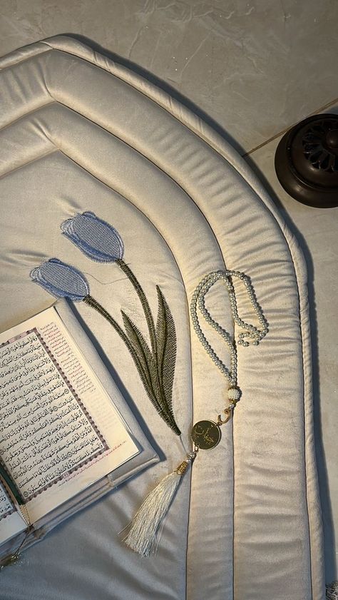 Religious Aesthetic Islam, White Quran, Islam Aesthetics, Quran Aesthetic, Quran Memorization, Quran Tajweed, Muslim Prayer Room Ideas, Islamic Aesthetic, Islam Aesthetic