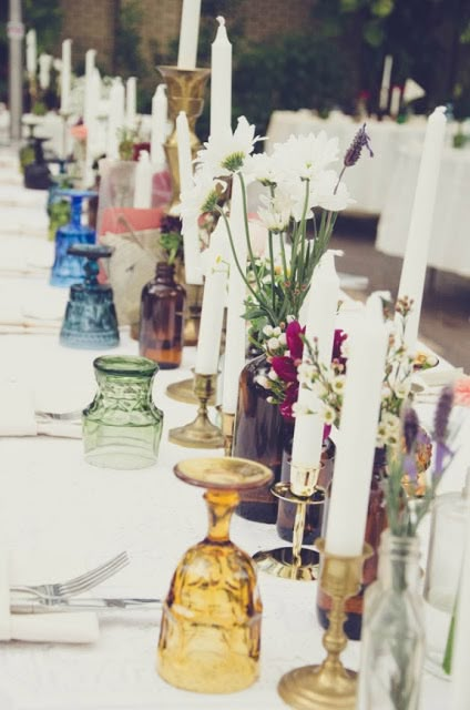 The Perfect Boho Kitchen Accent - Vintage Colored Glassware - Little Vintage Cottage Barbecue Wedding, Tafel Decor, Boho Styl, Jewel Tone Wedding, Colored Glassware, Deco Floral, Wedding Table Settings, Bohemian Wedding, Trendy Wedding