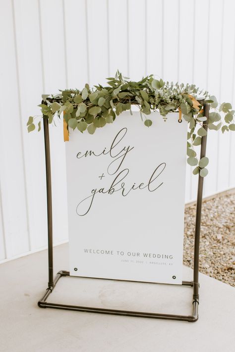 Pvc Welcome Sign Wedding, Pvc Wedding Sign Stand, Diy Hanging Wedding Sign, Diy Pvc Sign Stand, Diy Wedding Welcome Sign Stand, Diy Wedding Sign Stand Pvc, Pvc Projects Diy Ideas Wedding, Diy Poster Stand, Diy Wedding Board Signs