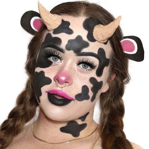 Creative makeup used for a cow costume and an easy Halloween idea ! Cow Print Makeup, Aesthetic Cow Print, Farm Animal Costumes, Cow Halloween Costume, Aesthetic Cow, Kid Costumes, Cow Halloween, Cow Costume, Halloween Idea