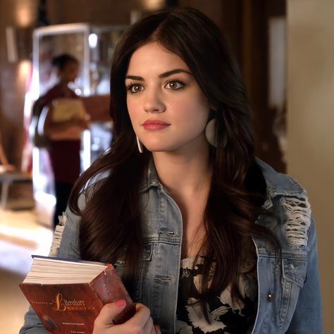 Aria Montgomery Aesthetic, School Edit, Lucy Hale Outfits, Aria Montgomery Style, Estilo Blair Waldorf, Pretty Little Liars Aria, Brown Hair Inspiration, Pll Fashion, Aria Montgomery