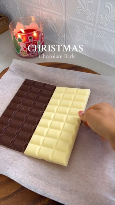 Chocolate Diy Homemade, Easy Christmas Chocolate Bark, Diy Christmas Food Ideas, How To Make Christmas Bark, Homemade Christmas Chocolate Gifts, Christmas Treats For Friends, Christmas Treats Chocolate, Diy Christmas Chocolate Gifts, Christmas Chocolate Balls