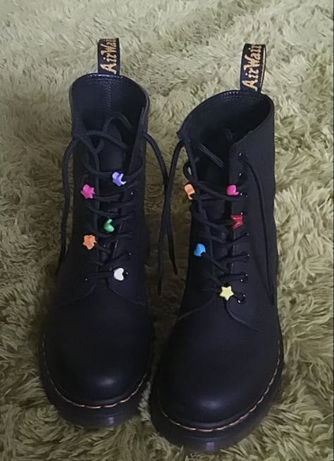 Doc Martens Beads On Laces, Shoe Lace Charms Diy, Boot Charms Diy, Diy Doc Martens, Doc Martens Decorated, Custom Boots Diy, Decorated Doc Martens, Dr Martens Laces Ideas, Shoe Beads Laces