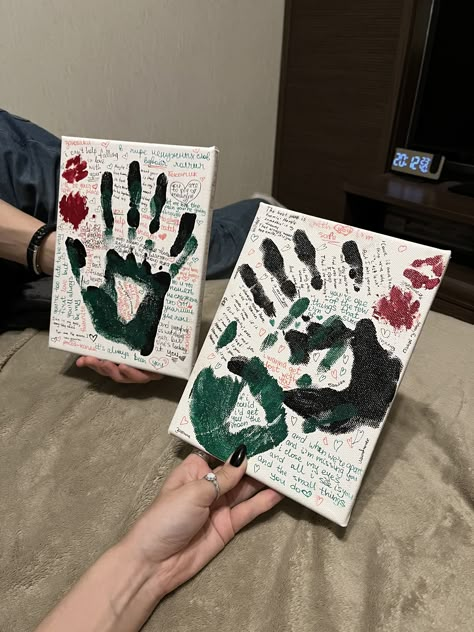 hand prints date idea for couples 6 Month Anniversary Painting Ideas, Couples Artwork Diy, Couple Crafts To Do Together, Couple Art Ideas Diy Projects, Canvas Hand Print Ideas Couples, Couples Hand Print Painting, Hand Print Painting For Couples, Couple Painting Date Ideas, Couple Hand Painting Ideas