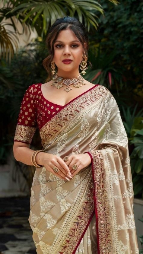 Saree For Mom, Bridal Sarees For Wedding, Bengali Dress, Reception Saree Look, Wedding Sarees For Bride, Designer Sarees For Wedding, Sari Designs, भारतीय दुल्हन संबंधी, Sarees For Wedding