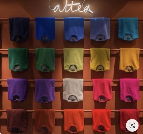 T-shirt Booth Display Ideas, Display T Shirts Ideas, Tshirt Display Ideas Retail, Visual Merchandising Display Fashion, Clothing Booth Display, Fashion Store Design, T-shirt Display, Clothing Store Displays, Clothing Store Interior