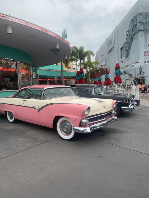 1920s catallac fancy old fashioned car universal studios 2022 50s Cars Aesthetic, Old Retro Cars, Cute Vintage Cars, Old Cars Vintage 1950s, Pastel Cars, 1960 Cars, Pink Vintage Car, Old Cadillac, 1950 Cars