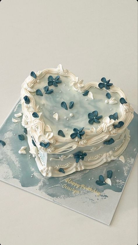 Frosty look cake, heart shaped cake, blue flower decorated cake, white and blue cake aesthetic Aesthetic Cute Cake Ideas, Aesthetic Cake Designs Cute, Skz Cake Design, Kpop Cakes Ideas, Sweet Seventeen Cake, Seventeen Cake Ideas, Kpop Bday Cake, Enhypen Cake Design, Kpop Cake Design