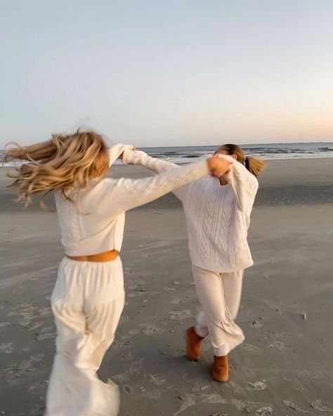 Surfergirl Style, Coastal Girl, Charleston Style, Fall Beach, 사진 촬영 포즈, Vision Board Pictures, Bff Photoshoot, Coastal Granddaughter, Fun Pics