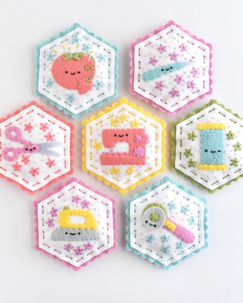 New pattern alert! 🚨 Sewing Bee is a set of felt ornament patterns for everyone who loves sewing! There are seven designs, with each one fitting on a hexagon. I think they’re cute as can be, and I hope you do too! Find them now in my Etsy shop! #feltcraft #sewingbee #feltornaments #sewingtools #woolfelt #benziefelt #sewistsofinstagram #kawaiicrafts Bee Felt, Felt Ornament Patterns, Embroidered Ornaments, Felt Ornaments Diy, Quilt Cards, Felt Animal Patterns, Felt Ornaments Patterns, Sashiko Pattern, Wild Olive