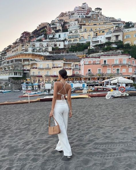 CINDY MELLO on Instagram: "Dinner in Positano 🇮🇹❤️" Italy Spring Outfits, Amalfi Coast Outfits, Italy Chic, Europe Outfits Summer, Eurotrip Outfits, Dinner Outfit Classy, Positano Beach, Italy Positano, Coast Outfit