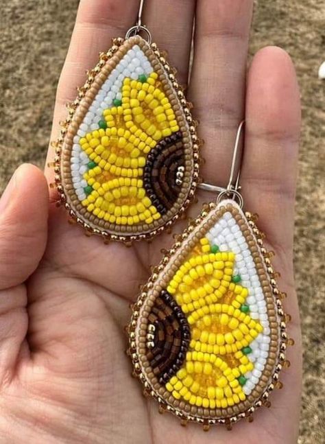 Beaded Wedding Earrings Native, Beaded Bracelets Native American, Indigenous Beaded Jewelry, Native American Earrings Patterns, Beading Ideas Native, Native Beadwork Earrings, Beaded Earrings Native Beadwork Ideas, Indigenous Beading Patterns, Bead Embroidery Patterns Beadwork Design