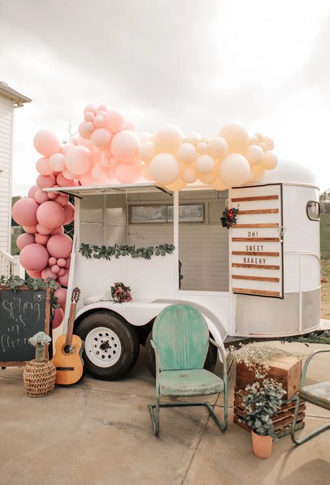 Today we are featuring our favorite wedding bakery in Atlanta, GA. Oh Sweet! Bakery is one of our preferred wedding vendors here at Koury Farms and we are delighted to chat with Sonya, founder, owner & head baker, and showcase her business on our blog today. They also have a cute mobile Bakery Trailer called Lucile! This once was a horse trailer and has now been converted into an adorable mobile bakery in Atlanta and surrounding areas. Horse Trailer Converted To Coffee Bar, Mobile Bakery Truck, Western Bakery, Bakery Truck Ideas, Ice Cream Horse Trailer, Dessert Trailer, Horse Trailer Bakery, Mobile Bakery Trailers, Bakery Trailer