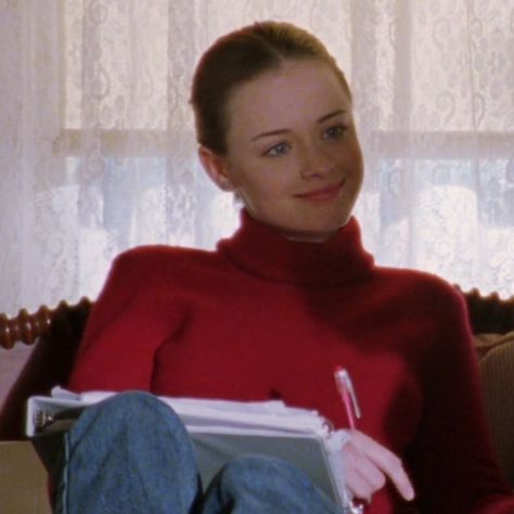 Rory Gilmore Red Shirt, Rory Gilmore Red, Red Turtleneck Outfit, Gilmore Girls Autumn, Red Sweater Outfit, Rory Gilmore Style, Gilmore Girls Fashion, Gilmore Girls Outfits, Gilmore Girls Seasons