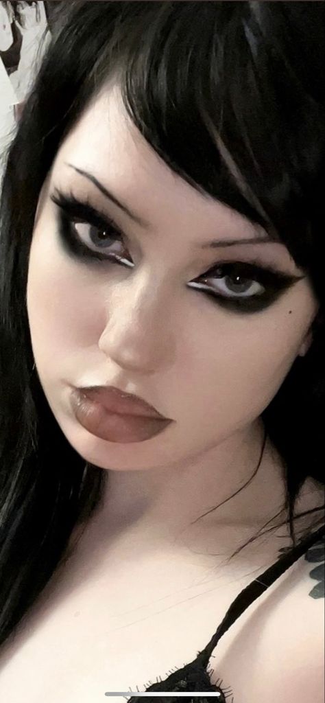 Goth Birthday Makeup, Wasteland Makeup, Easy Emo Makeup, Alt Eyeliner Styles, Scene Kid Makeup, Alt Eyebrows, Trad Goth Eye Makeup, Alt Eye Makeup, Everyday Goth Makeup