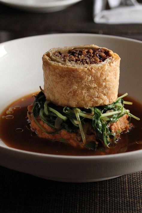 An elegant vegan version of a traditional Wellington! Puff pastry stuffed with portobello, pecans and sage, on a bed of sweet potatoes, and mushroom jus Portobello Wellington, Vegan Wellington, Dinner Thanksgiving, Vegan Thanksgiving, Vegan Christmas, Idee Pasto Sano, Fancy Dinner, Portobello, Vegan Dishes