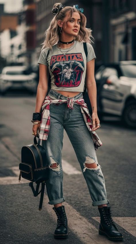 Outfit Idea Photoshoot, Band Shirt And Flannel Outfit, Fashion Punk Chic, Grunge Woman Outfits, Folk Grunge Outfit, Hipster Fashion 2010s, Punk Boots Outfit, Grunge Look Outfits, Women Rock Outfits