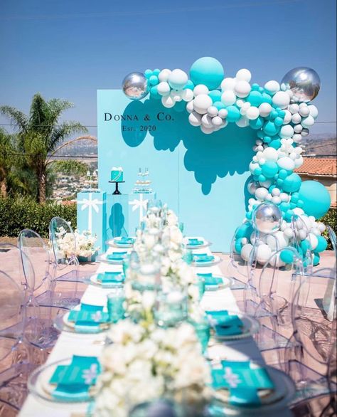 Tiffany And Co Dinner Party, Breakfast At Tiffany's Aesthetic Party, Tiffany Blue Birthday Party Decorations, Breakfast At Tiffany's Decor, Tiffany And Co Centerpieces Ideas, Tiffany And Co Party Decorations, Tiffany And Co Party, Tiffany Blue Birthday Party, Tiffany Blue Party Decorations