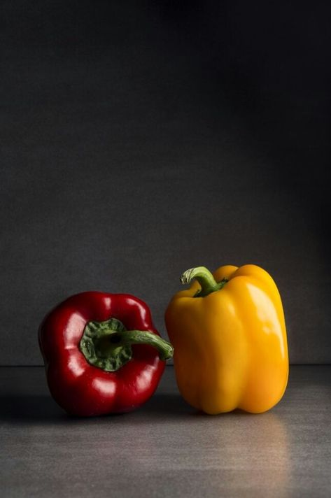 Bell Pepper Still Life, Composition Ideas, Still Life Pictures, Life Drawing Reference, Reference Photos For Artists, Still Life Images, Realistic Drawing, Sweet Peppers, Light Study