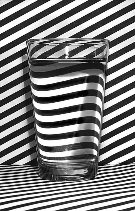 Surrealism and optical illusions occur in real life. Note the refraction pattern caused by this glass of water. Foto Tips, Easy Science, Foto Art, Abstract Photography, Black N White, Artistic Photography, White Photo, Op Art, White Aesthetic