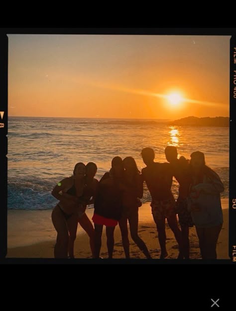 beach day The Gaeltacht, Beach Sunset With Friends, Beach Day Aesthetic Friends, Beach Pictures Group, Beach Group Photo, Beach Inspo Pics Friends, Aesthetic Beach Pictures With Friends, Beach With Friends Aesthetic, Friends Group Aesthetic