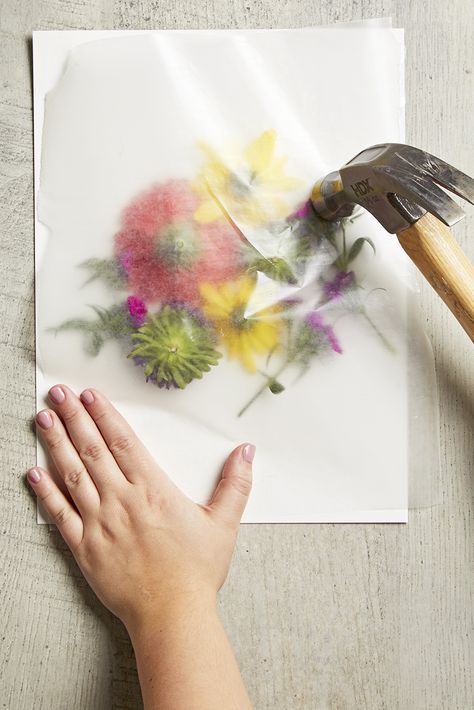 Pounded Flowers, Flower Pounding, Fleurs Diy, Pressed Flower Art, Crafts Hacks, Nature Crafts, Pressed Flower, Kid Crafts, Diy Crafts To Sell