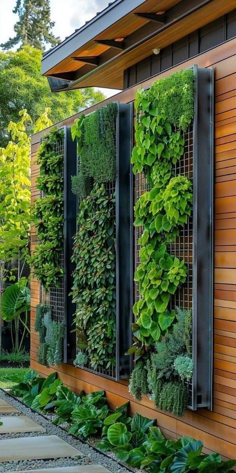 Garden Bed Against Wall, Outdoor Wall Art Ideas Backyards, Garden Wall Art Ideas, Outdoor Living Wall Ideas, Garden Wall Ideas Decorative, Deck Wall Ideas, Yard Work Ideas, Outdoor Garden Wall Ideas, Garden Walls Ideas