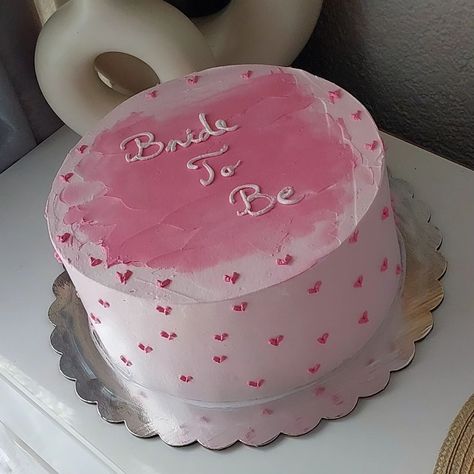 BRIDE TO BE #bride #bridetobe #bridecake #bridestyle Bride To Be Simple Decoration Ideas, Bachelor's Party Ideas For Bride, Bride To Be Simple Cake, Bride To Be Cake Ideas Funny, Bride Cake Ideas, Bride To Be Cake Design, Simple Bride To Be Cake, Bachelorette Cake For Bride, Bride Shower Cake