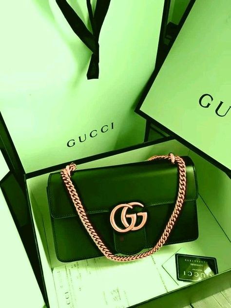 Green Gucci Aesthetic, Green Luxury Aesthetic, Green Gucci, Balenciaga Adidas, Stile Blair Waldorf, Adidas Boots, Gucci Handbag, Green Accessories, Green Handbag