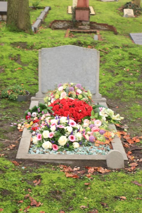 Flowers On Grave Aesthetic, The Friend Zone Abby Jimenez, Flowers On Grave, Grave Pics, Dead Grandma, Grave Aesthetic, Grave With Flowers, Gravestone Flowers, Ancestral Altar