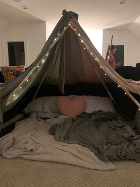 This was actully pretty big! Fort Ideas Bedroom, Forts For Sleepovers Easy Indoor, Fort Ideas Indoor Bedroom, Fort Bed, Big Sleepover, Diy Blanket Fort, Sleepover Fort, Living Room Fort, Birthday Tent