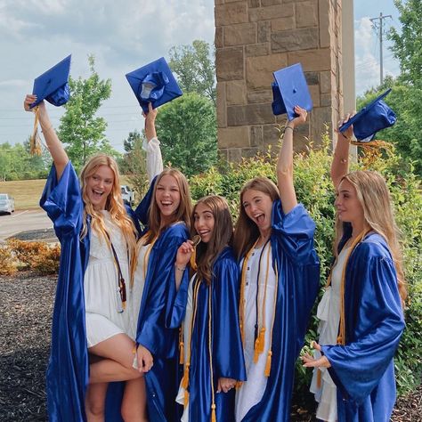 Senior Superlatives Ideas Pictures, Blue Grad Gown And Cap, Graduation Day Poses With Friends, Grad Friends Photoshoot, Graduation Day Photos, Grad Pic Ideas With Friends, Graduation Pictures Middle School, Graduation Pose With Friends, Grad Pic Poses With Friends