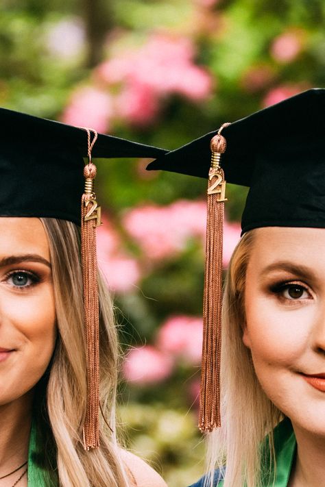 Best Friend Graduation Shoot, Best Friend Grad Photoshoot, Sibling Graduation Photoshoot, Best Friend Graduation Pictures Colleges, College Graduation Pictures Two Friends, Best Friend Graduation Poses, College Graduation Pictures Best Friends, Grad Friends Photoshoot, Cute Graduation Photo Ideas