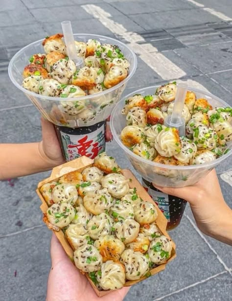 Sheng Jian Bao, Satisfying Pics, Shanghai Food, Chinese Street Food, Best Freeze Dried Food, Catering Food Displays, Chinese Dumplings, Cheap Meal Ideas, Soul Food Dinner