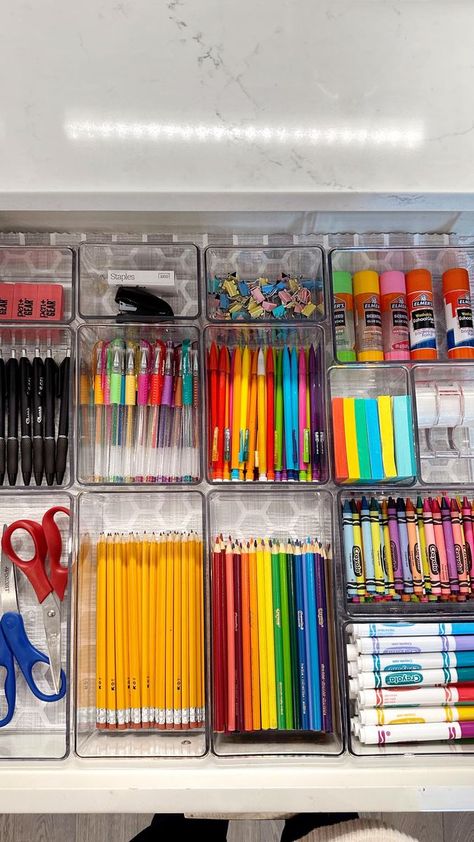 Stationery Organization Drawer, Extra School Supplies Storage, Desk Draws Organization Ideas, Coloring Supplies Organization, Kids Drawer Organization, School Supplies Organization At Home, Stationary Supplies Organization, Art Supply Organization Small Spaces, School Organization At Home