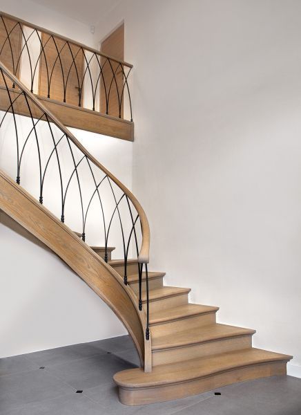 Farmhouse Staircase Decor, درابزين السلم, Drill Jig, Indoor Railing, Interior Stair Railing, Wrought Iron Stair Railing, Modern Stair Railing, Staircase Railing Design, Iron Stair Railing