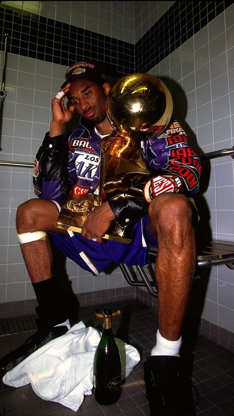 Legendary Basketball Pictures, Kobe Bryant Sitting With Trophy, Coolest Nba Photos, Aux Battle Pics, Basketball Athlete Aesthetic, Vintage Sports Pictures, 2000s Basketball Aesthetic, Nba Polaroid, Jordan Iconic Photos