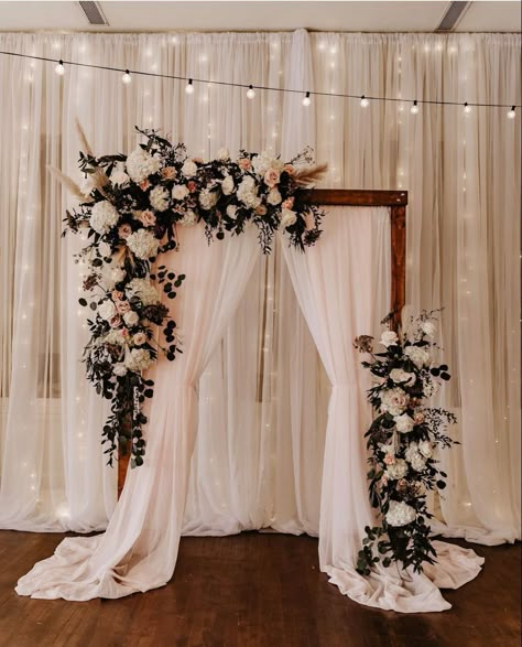 Simple Wedding Arches Indoor, Arch For Wedding Reception, Wedding Backdrops For Pictures, Alter Draping Wedding, Back Drop Wedding Ceremony, Outdoor September Wedding Ideas, Wedding Pic Background, Inside Wedding Arch, Winter Wedding Arch Indoor