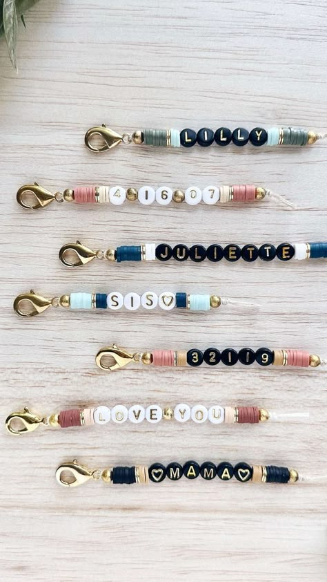 In this tutorial I'll show you how to make a personalized letter bead keychain. This is a quick craft project that you'll love to carry on your key ring - and it makes a great DIY gift too! Both video tutorial and written instructions are available. #DIYkeychain #letterbeadkeychain #personalized #DIYgift #easycraft #summercraft #tutorial Bead Keychain Tutorial, Make A Letter, Keychain Tutorial, Keychain Craft, Bead Keychain, Diy Beaded Bracelets, Beaded Keychain, Clay Bracelet, Diy Bracelet Designs