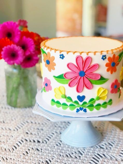 Mexican Bridal Shower Cake, Fiesta Cake Ideas Mexican, Mexican Flower Cake, Mexican Cake Decoration, Simple Mexican Theme Cake, Mexican Embroidery Cake, Mexican Cake Ideas, Mexican Birthday Cake, Fiesta Theme Cake