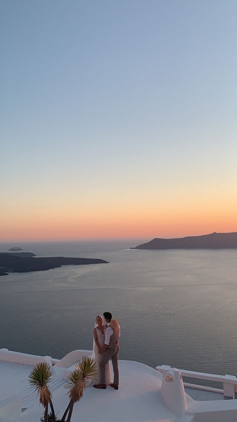 Romantic Couple Travel, Engagement In Greece, Wedding Overlooking Ocean, Aesthetic Wedding Beach, Lowkey Beach Wedding, Honey Moon Greece, Proposal Ideas Greece, Wedding Ideas Greece, Wedding Greece Aesthetic