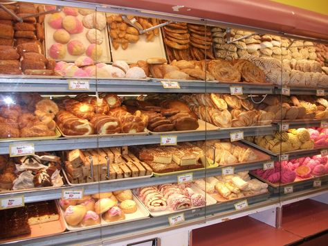 pan dulce Mexican Bakery Shop, Hispanic Desserts, Bread Store, Mexican Sweet Bread, Dream Coffee Shop, Mexican Bakery, Mexican Pastries, Mexican Sweets, Mexican Sweet Breads